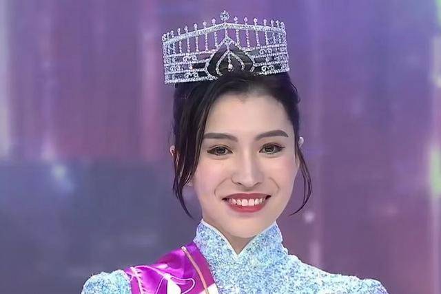 热倒灶屈居, 入三甲, 名网络红人