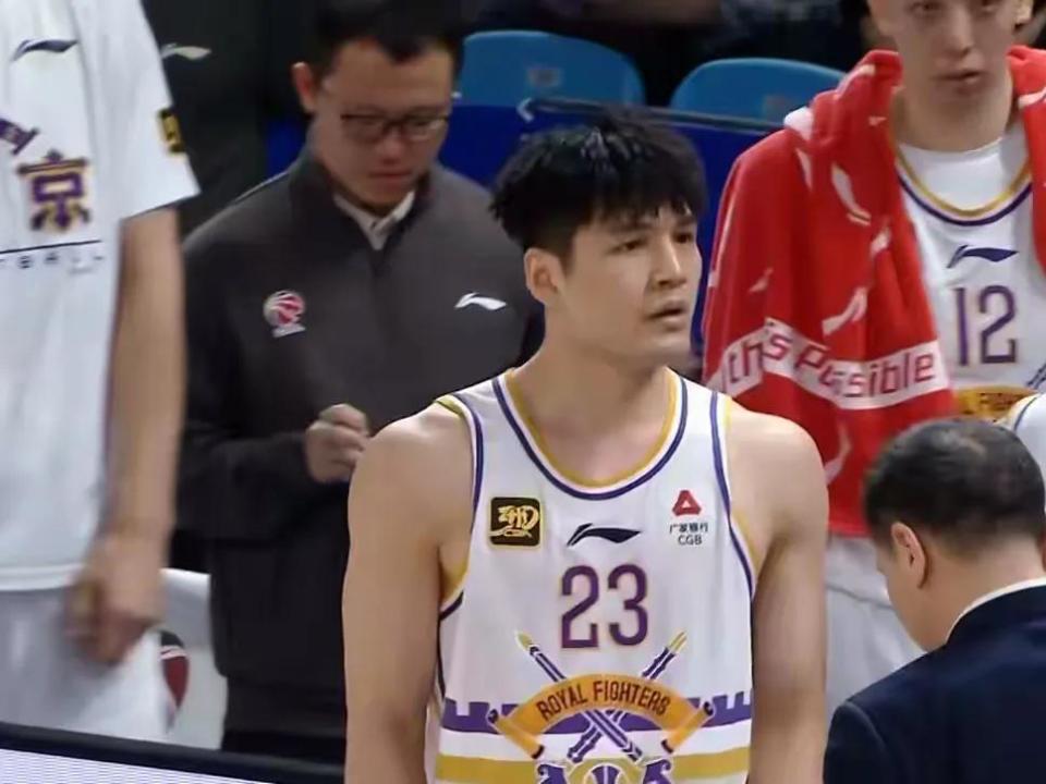 inews, 充球队结构